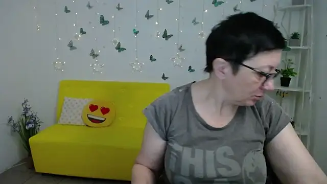 Snapshot of EmilyL0ve chatting on 03/18/26, 06:22 EmilyL0ve online show from 03/18/26, 06:22