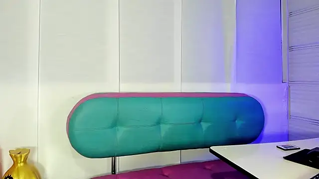 Snapshot of Sue_blue chatting on 03/05/26, 01:01 Sue blue online show from 03/05/26, 01:01