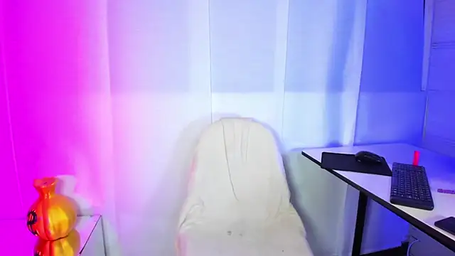 Snapshot of Sue_blue chatting on 03/06/26, 12:51 Sue blue online show from 03/06/26, 12:51