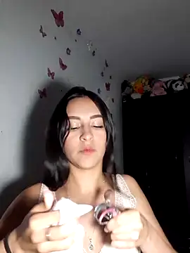 Snapshot of Vania-07 chatting on 03/18/26, 04:15 Vania-07 online show from 03/18/26, 04:15