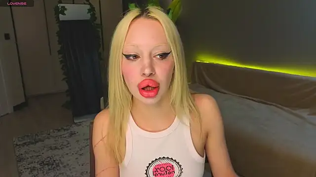 Luna Beverly online show from 04/26/26, 08:28