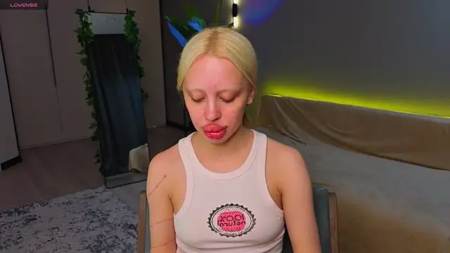Luna Beverly online show from 05/14/26, 08:15