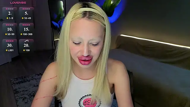 Luna Beverly online show from 06/25/26, 08:35