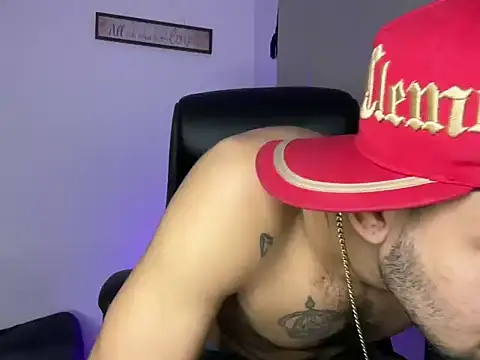 Snapshot of enyel_100 chatting on 03/04/26, 07:58 enyel 100 online show from 03/04/26, 07:58