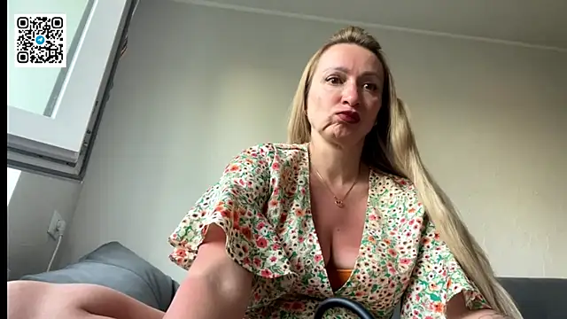 Snapshot of Lapussia_ chatting on 06/23/26, 04:49 Lapussia online show from 06/23/26, 04:49