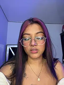 Snapshot of queen_of_you_heart chatting on 01/14/26, 02:39 queen of you heart online show from 01/14/26, 02:39