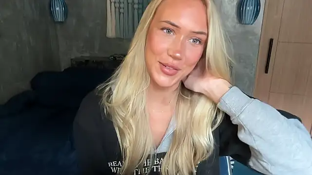 Snapshot of livsslife chatting on 02/22/26, 03:18 livsslife online show from 02/22/26, 03:18