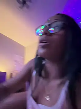 Snapshot of xouniq chatting on 03/18/26, 12:25 xouniq online show from 03/18/26, 12:25