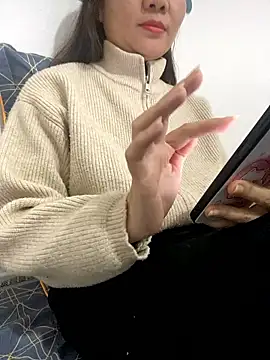 Snapshot of Avelyn-n chatting on 01/15/26, 06:29 Avelyn-n online show from 01/15/26, 06:29