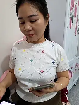 Snapshot of Avelyn-n chatting on 02/08/26, 02:37 Avelyn-n online show from 02/08/26, 02:37