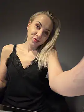Snapshot of ElenaWhitmore chatting on 04/11/26, 10:03 ElenaWhitmore online show from 04/11/26, 10:03