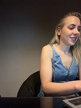 Snapshot of ElenaWhitmore chatting on 05/01/26, 09:41 ElenaWhitmore online show from 05/01/26, 09:41