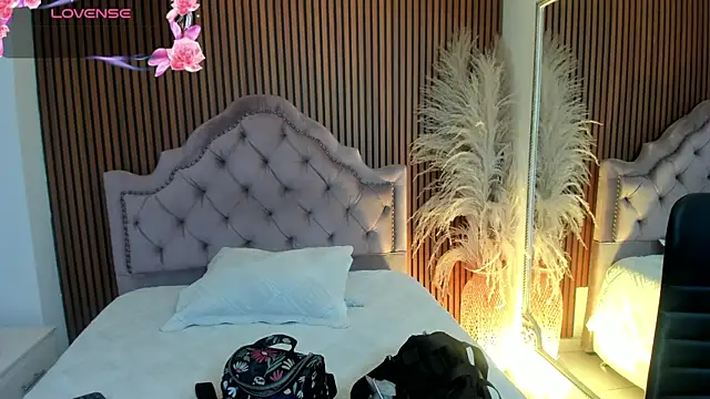 Violett hott  online show from 04/24/26, 12:51