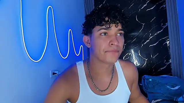 Snapshot of jamescurly00 chatting on 01/11/26, 02:05 jamescurly00 online show from 01/11/26, 02:05