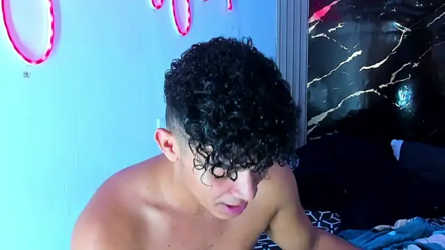 Snapshot of jamescurly00 chatting on 02/19/26, 06:42 jamescurly00 online show from 02/19/26, 06:42