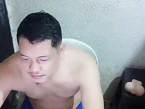 Snapshot of UrAsianGuy90 chatting on 04/18/26, 02:37 UrAsianGuy90 online show from 04/18/26, 02:37