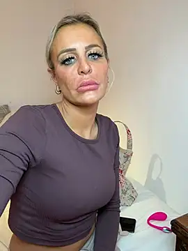 Snapshot of AliceDx chatting on 03/10/26, 11:04 AliceDx online show from 03/10/26, 11:04