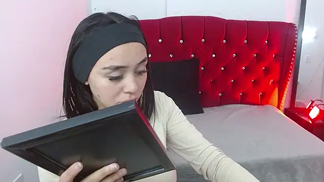 sofiaspring online show from 06/17/26, 03:46