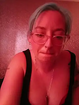 Snapshot of mommamilf69 chatting on 01/09/26, 10:29 mommamilf69 online show from 01/09/26, 10:29