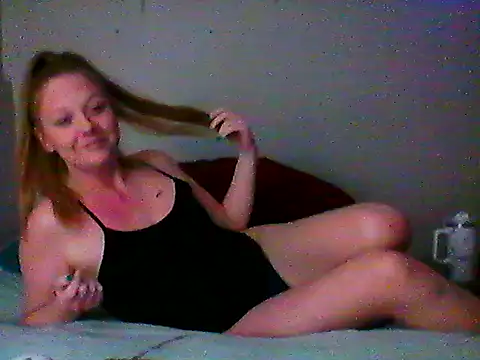 Snapshot of tinytiff33 chatting on 01/14/26, 02:17 tinytiff33 online show from 01/14/26, 02:17