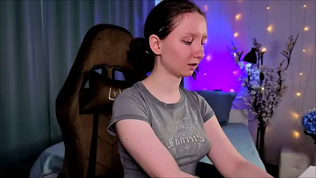 Snapshot of SunshineBlaze chatting on 04/15/26, 01:29 SunshineBlaze online show from 04/15/26, 01:29