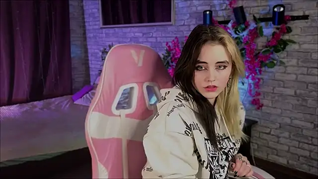 Snapshot of RubyMyst chatting on 01/10/26, 08:21 RubyMyst online show from 01/10/26, 08:21