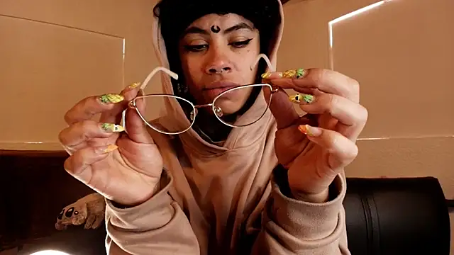 Canela Osada  online show from 02/05/26, 04:11