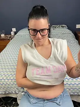 Snapshot of Alice_Dan chatting on 03/08/26, 09:40 Alice Dan online show from 03/08/26, 09:40