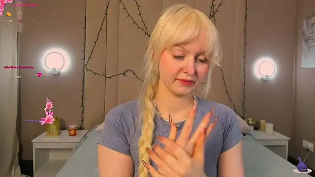 Snapshot of AdeleSilvy chatting on 04/04/26, 01:37 AdeleSilvy online show from 04/04/26, 01:37