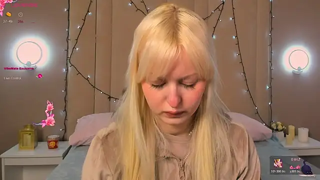 Snapshot of AdeleSilvy chatting on 04/16/26, 01:39 AdeleSilvy online show from 04/16/26, 01:39
