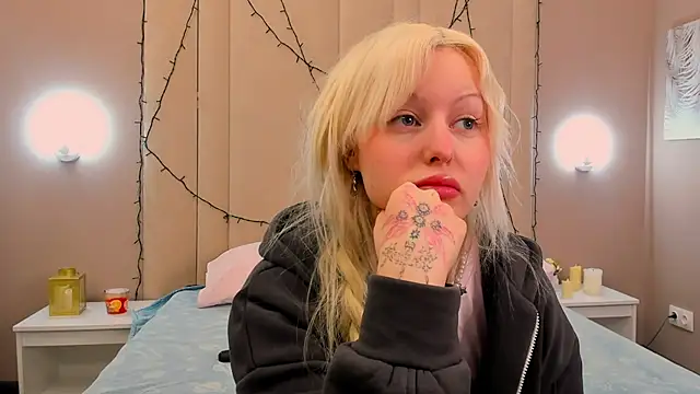 Snapshot of AdeleSilvy chatting on 04/20/26, 01:52 AdeleSilvy online show from 04/20/26, 01:52