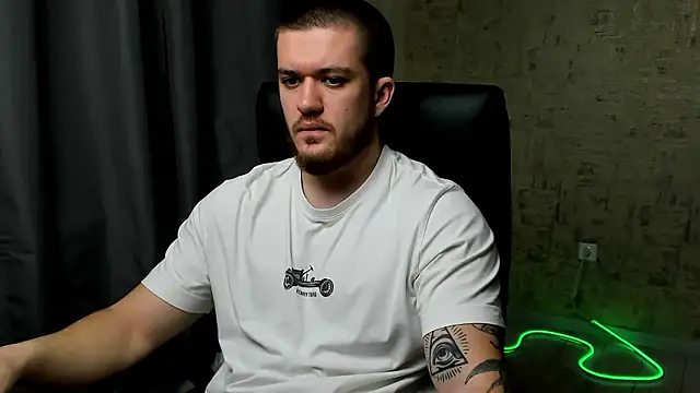 Snapshot of Well_boy chatting on 01/14/26, 04:56 Well boy online show from 01/14/26, 04:56