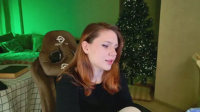 Snapshot of YouHoldMe chatting on 02/15/26, 05:31 YouHoldMe online show from 02/15/26, 05:31