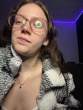 Snapshot of YoungLisaa18 chatting on 02/19/26, 07:43 YoungLisaa18 online show from 02/19/26, 07:43