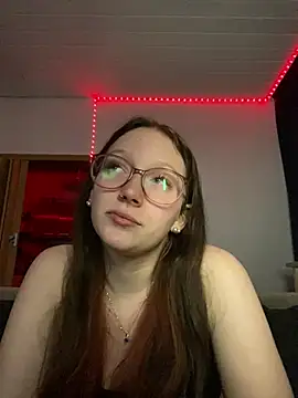 Snapshot of YoungLisaa18 chatting on 03/03/26, 07:42 YoungLisaa18 online show from 03/03/26, 07:42