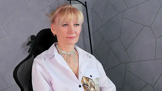 Julie Lucas online show from 04/30/26, 01:01