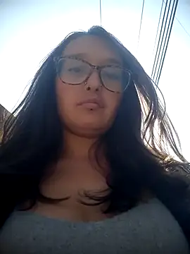 Snapshot of Karla-giraldo_1 chatting on 03/04/26, 02:45 Karla-giraldo 1 online show from 03/04/26, 02:45