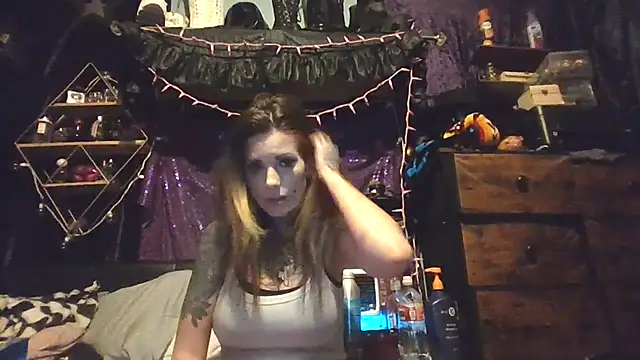 Snapshot of allymoon1369 chatting on 05/19/26, 01:28 allymoon1369 online show from 05/19/26, 01:28
