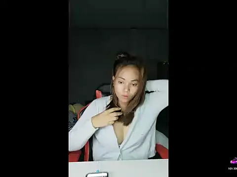 Snapshot of Pearlveil chatting on 03/09/26, 03:32 Pearlveil online show from 03/09/26, 03:32