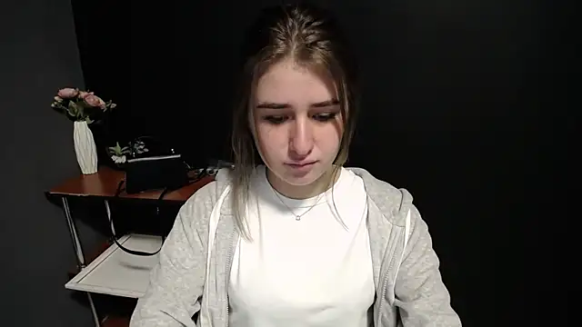 Snapshot of Sunny_siren chatting on 03/27/26, 01:44 Sunny siren online show from 03/27/26, 01:44
