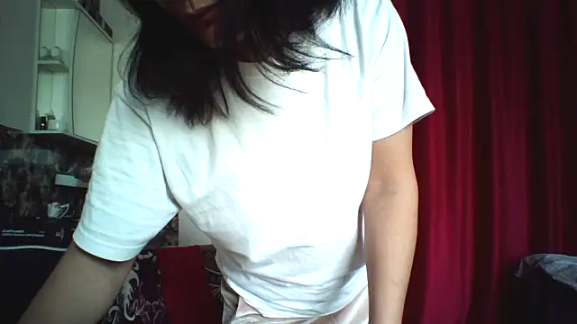 Snapshot of bella2322 chatting on 04/05/26, 05:48 bella2322 online show from 04/05/26, 05:48