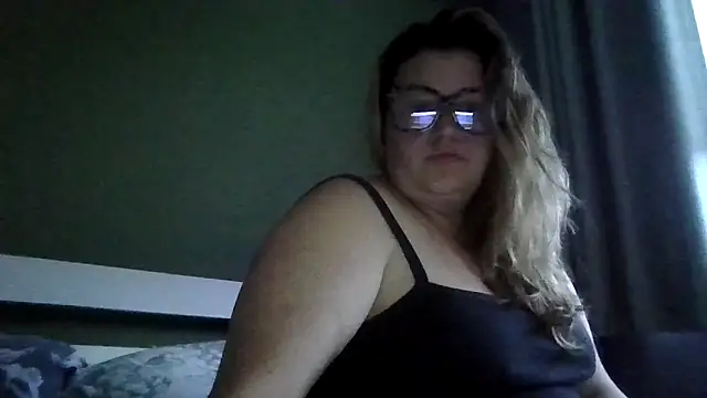 Snapshot of QueenCurvy_Charley28 chatting on 06/16/26, 08:00 QueenCurvy Charley28 online show from 06/16/26, 08:00