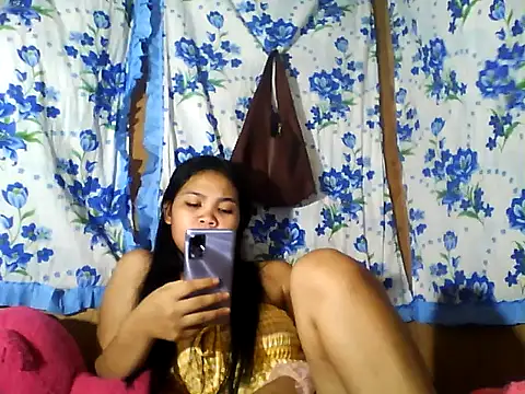 Snapshot of PinaySkinnyJust18 chatting on 06/28/26, 04:29 PinaySkinnyJust18 online show from 06/28/26, 04:29