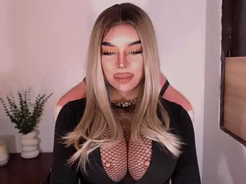 Snapshot of SeducingMonica chatting on 04/17/26, 04:15 SeducingMonica online show from 04/17/26, 04:15