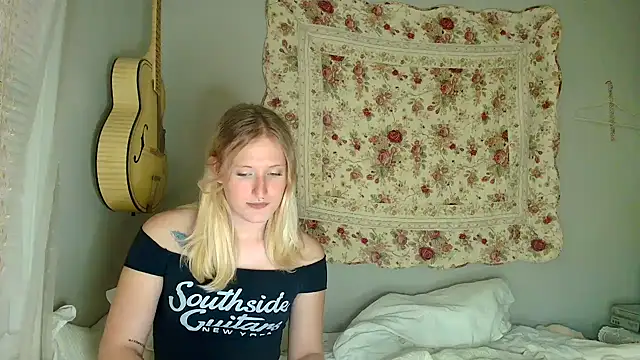 Snapshot of goddessalison chatting on 06/12/26, 01:48 goddessalison online show from 06/12/26, 01:48