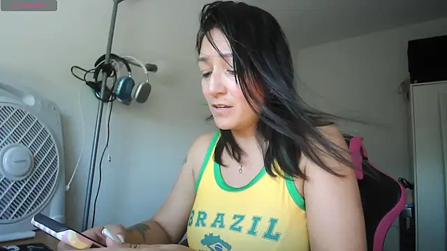 Snapshot of Yulian_Milf chatting on 06/25/26, 02:54 Yulian Milf online show from 06/25/26, 02:54