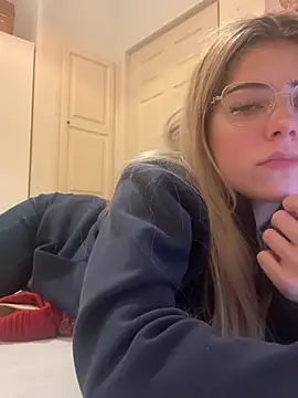 Snapshot of MelliMoon chatting on 02/19/26, 09:00 MelliMoon online show from 02/19/26, 09:00