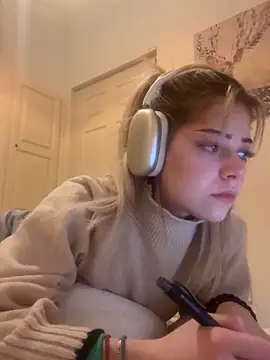 Snapshot of MelliMoon chatting on 03/06/26, 04:58 MelliMoon online show from 03/06/26, 04:58