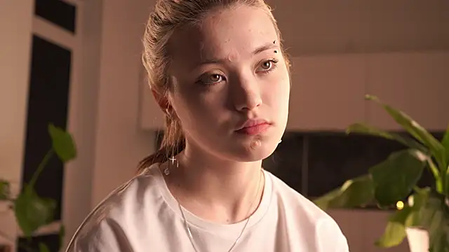 Snapshot of EleniRoeber chatting on 03/11/26, 04:24 EleniRoeber online show from 03/11/26, 04:24