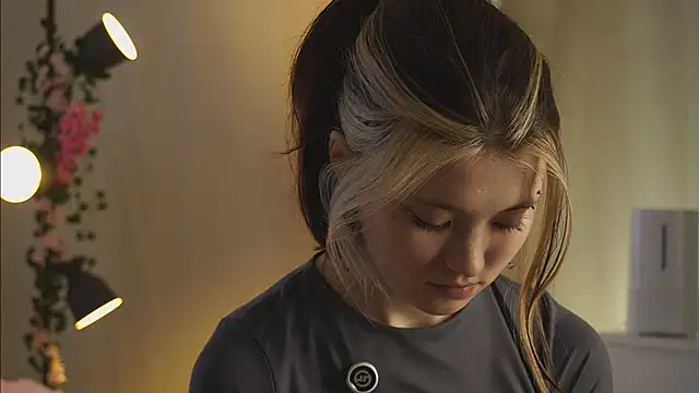 Snapshot of EleniRoeber chatting on 03/15/26, 04:35 EleniRoeber online show from 03/15/26, 04:35